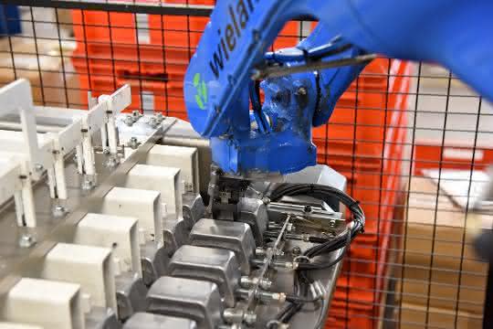 Automation eines Bearbeitungszentrums: Roboter bringt Steckergehäuse
