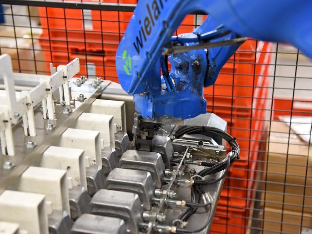 Automation eines Bearbeitungszentrums: Roboter bringt Steckergehäuse