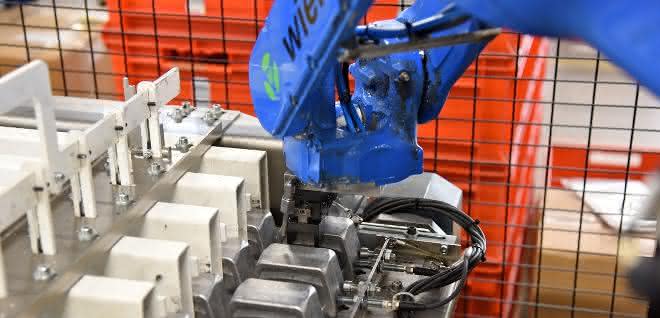 Automation eines Bearbeitungszentrums: Roboter bringt Steckergehäuse