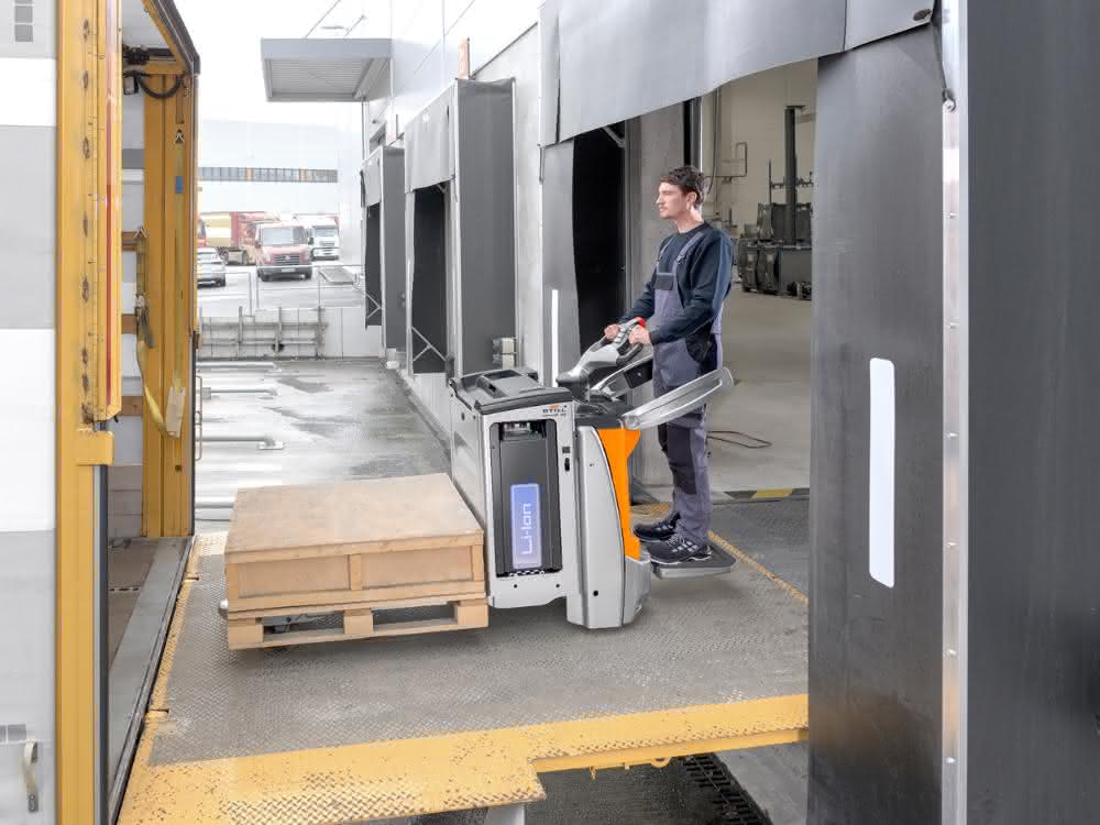 Still-EXH-SF-25 insert Electric pallet truck: Agile on the ramp