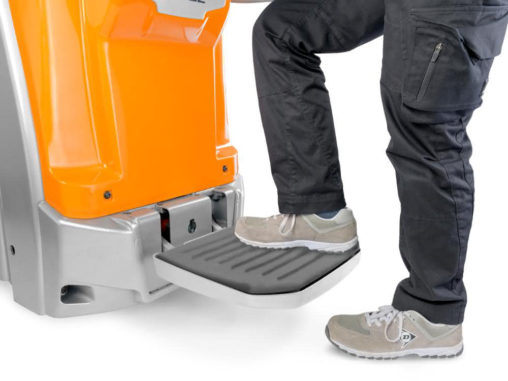 Still-EXH-SF-25 platform Electric pallet truck: Agile on the ramp