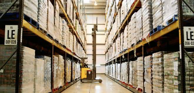Food logistics: 100 stackers for 100,000 pallets