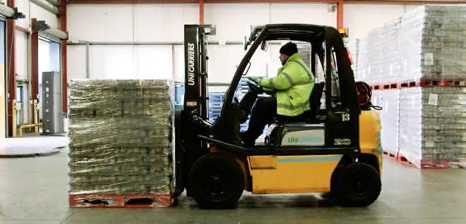 Food logistics: 100 stackers for 100,000 pallets