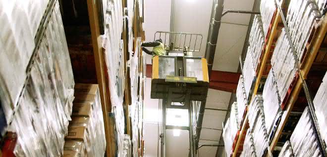 Food logistics: 100 stackers for 100,000 pallets