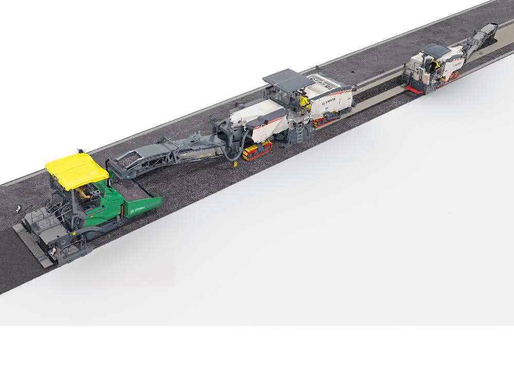 Mit einer Mischleistung bis 800 Tonne/Stunde kann der Kaltrecycler W 380 CRi über sein schwenk- und höhenverstellbares Abwurfband große Mengen an recyceltem Material in Heckverladung an einen Fertiger übergeben.