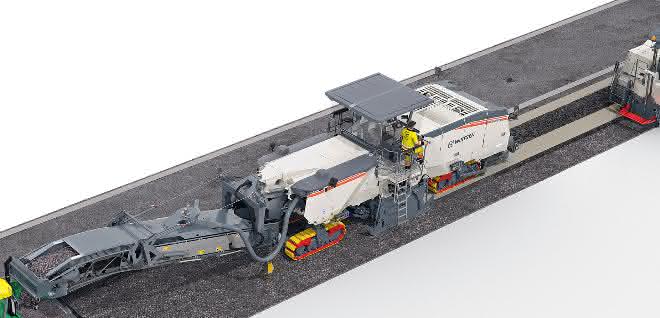 Mit einer Mischleistung bis 800 Tonne/Stunde kann der Kaltrecycler W 380 CRi über sein schwenk- und höhenverstellbares Abwurfband große Mengen an recyceltem Material in Heckverladung an einen Fertiger übergeben.