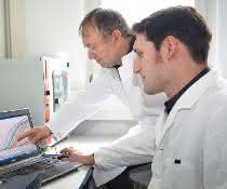 Erfolgreich bei der Weiterentwicklung eines Biomarkers zur Hodenkrebs-Erkennung: PD Dr. Ganzafer Belge (links) und Dr. Arlo Radtke aus dem Fachbereich Biologie/Chemie der Universität Bremen.