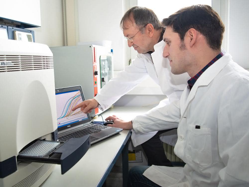 Erfolgreich bei der Weiterentwicklung eines Biomarkers zur Hodenkrebs-Erkennung: PD Dr. Ganzafer Belge (links) und Dr. Arlo Radtke aus dem Fachbereich Biologie/Chemie der Universität Bremen.