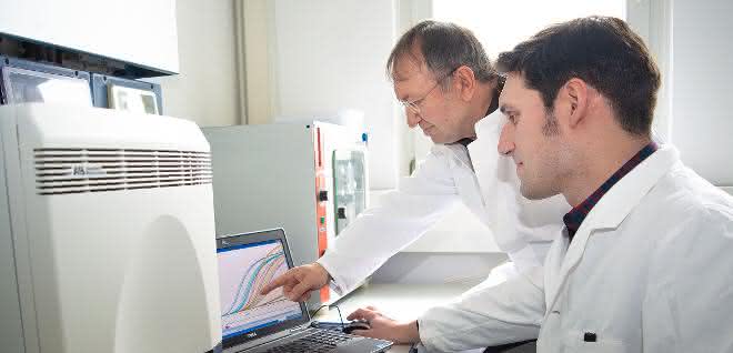 Erfolgreich bei der Weiterentwicklung eines Biomarkers zur Hodenkrebs-Erkennung: PD Dr. Ganzafer Belge (links) und Dr. Arlo Radtke aus dem Fachbereich Biologie/Chemie der Universität Bremen.