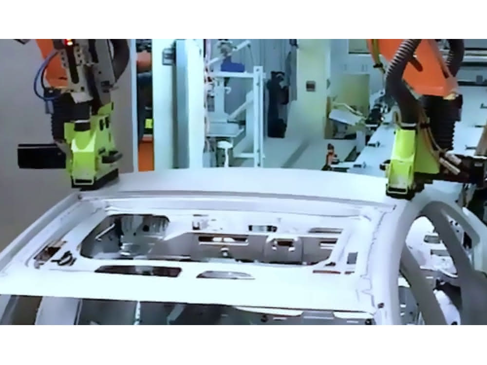 Das Dach einer Autokarosserie wird bearbeitet Dach