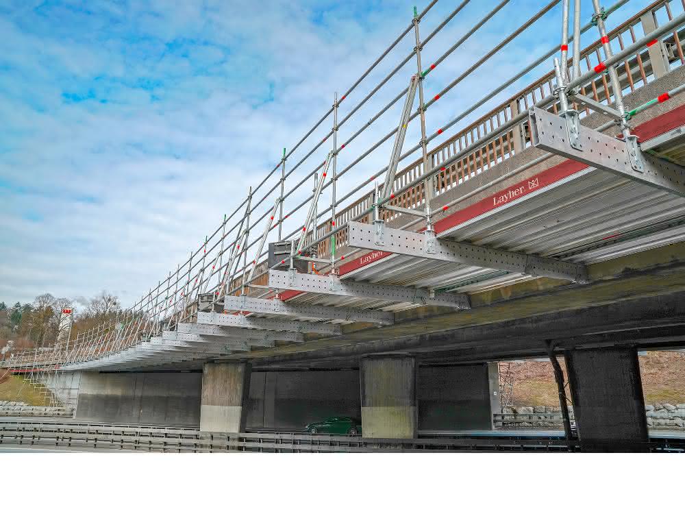 Mit dem neuen Aluminium-Träger FlexBeam lassen sich stehende und auch hängende Flächengerüste jetzt deutlich wirtschaftlicher umsetzen. Mit dem neuen Aluminium-Träger FlexBeam lassen sich stehende und auch hängende Flächengerüste jetzt deutlich wirtschaftlicher umsetzen.