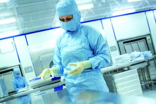 Sachgemäßer Umgang erforderlich: Reinraumbekleidung im Mietservice nutzen Frau mit Reinraumkleidung