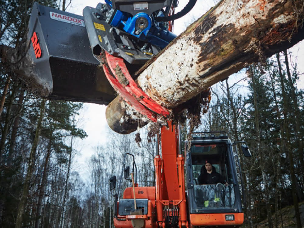 Bildunterschrift: Auf der Bauma präsentiert SMP Parts mit dem neuen Greiferlöffel ein vielseitiges Werkzeug, das den Bagger zur Multi-Tasking-Maschine macht.