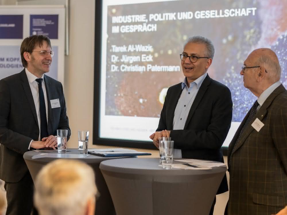 Im Gespräch: Der Hessische Wirtschaftsminister Tarek Al-Wazir (Mitte) mit Dr. Jürgen Eck (CEO BRAIN AG, links) und Dr. Christian Patermann. Im Gespräch: Der Hessische Wirtschaftsminister Tarek Al-Wazir (Mitte) mit Dr. Jürgen Eck (CEO BRAIN AG, links) und Dr. Christian Patermann.