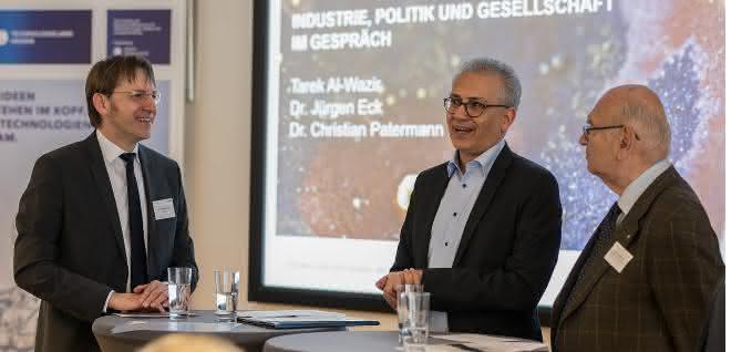 Im Gespräch: Der Hessische Wirtschaftsminister Tarek Al-Wazir (Mitte) mit Dr. Jürgen Eck (CEO BRAIN AG, links) und Dr. Christian Patermann.