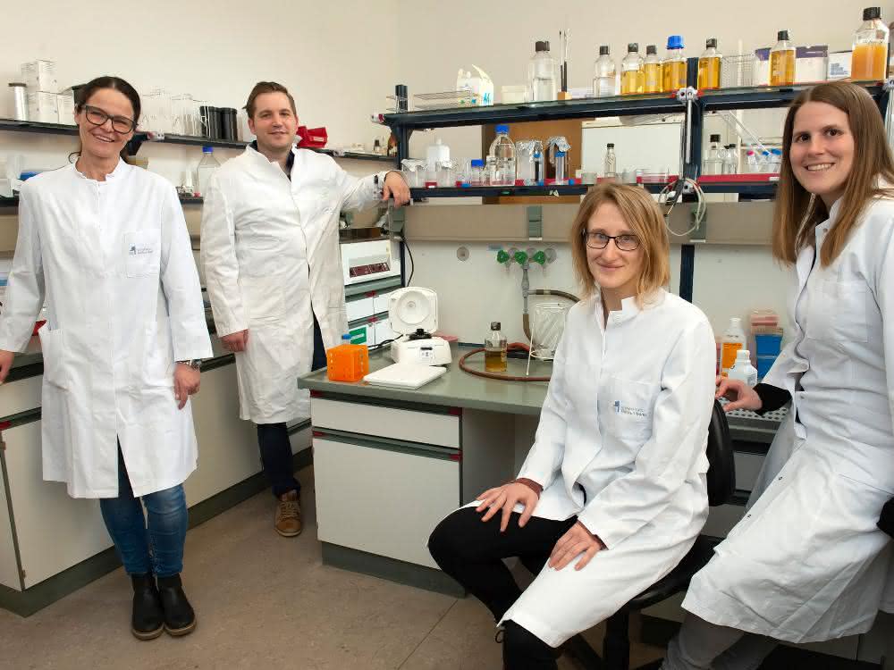Haben eine Bakterienkapsel im Reagenzglas nachgebaut (von links): Prof. Tanja Schneider, Dr. Marvin Rausch, Julia Deisinger und Dr. Anna Müller.