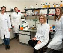 Haben eine Bakterienkapsel im Reagenzglas nachgebaut (von links): Prof. Tanja Schneider, Dr. Marvin Rausch, Julia Deisinger und Dr. Anna Müller.