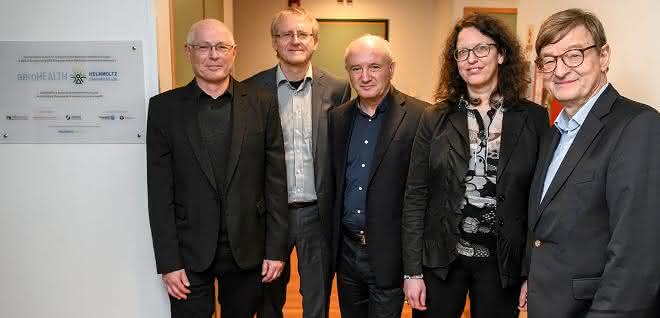 Helmholtz Präsident Prof. D. Otmar Wiestler, Troposphärenforscherin Prof. Astrid Kiendler-Scharr, Weizmann Präsident Prof. Daniel Zajfman, Projektkoordinator Prof. Ralf Zimmermann und Aerosol-Spezialist Prof. Yinon Rudich (v. r.) eröffneten das neue Helmholtz International Lab. Beteiligte bei der Labor-Eröffnung