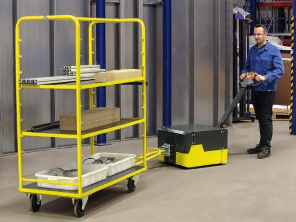 Transporting loads efficiently: Mini electric tug for flexible load transportation