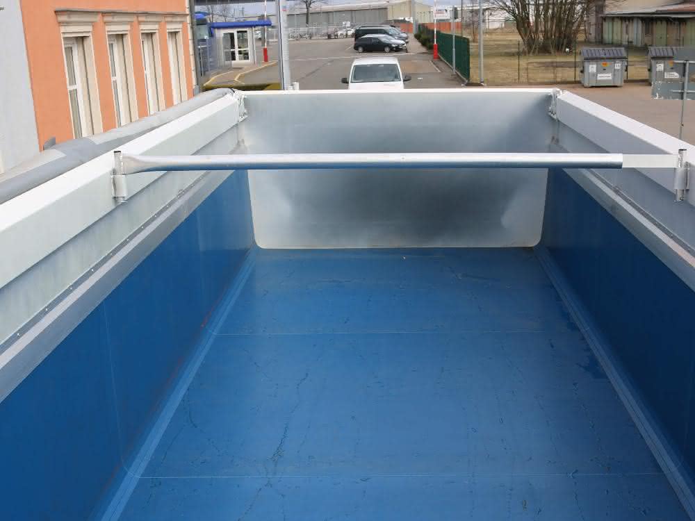 Die Muldenauskleidung des Sattelkippers S.Kl von Cargobull sorgt dafür, dass die Ladung schneller von der Ladefläche gleitet.