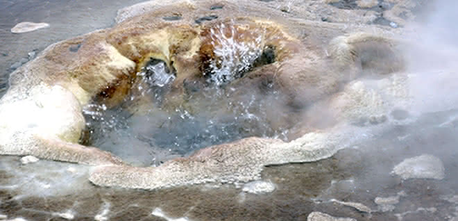 Zerklüftetes Gestein, wassergefüllte Poren mit starken Temperaturunterschieden ... Zerklüftetes Gestein, wassergefüllte Poren mit starken Temperaturunterschieden...
