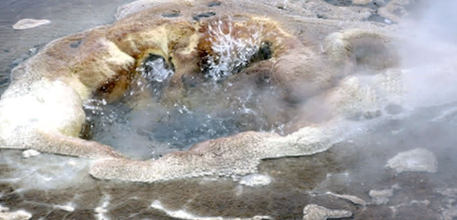 Zerklüftetes Gestein, wassergefüllte Poren mit starken Temperaturunterschieden...