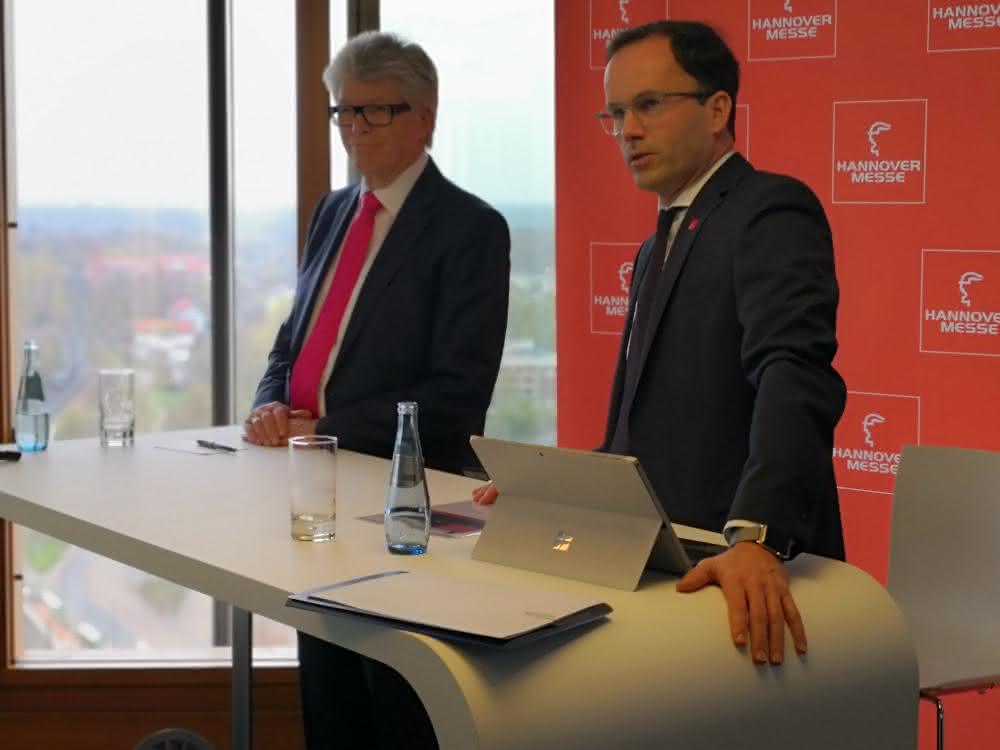 Prof. Dr. Friedhelm Loh, Vorsitzender des Ausstellerbeirats (links), Dr. Jochen Köckler, Vorstandsvorsitzender der Deutschen Messe AG.