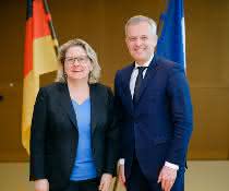 Bundesumweltministerin Svenja Schulze und der französische Umweltminister François de Rugy am 8. April in Berlin.
