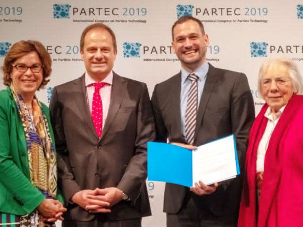 Dr. Ljuba Woppowa, Geschäftsführerin GVC; Prof. Stefan Heinrich, Chairman PARTEC 2019; Jun. Prof. Dr.-Ing. Carsten Schilde; Frau Löffler, Witwe des Preis-Namensgebers.