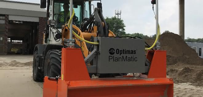 Das neue PlanMatic Planiergerät von Optimas mit angebauten Verbreiterungen feiert auf der bauma Premiere.