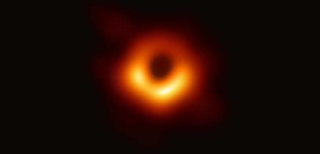 Das erste Bild des Schwarzen Lochs in der benachbarten Galaxie M87, aufgenommen vom Event Horizon Telescope-Projekt. Das erste Bild des Schwarzen Lochs in der benachbarten Galaxie M87, aufgenommen vom Event Horizon Telescope-Projekt.