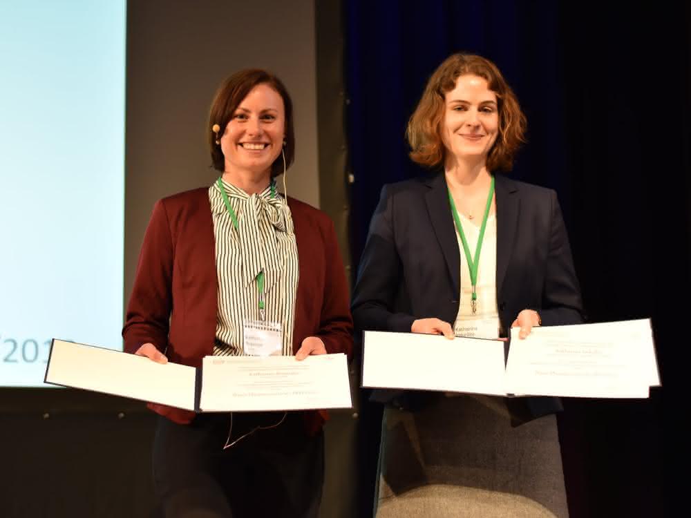 Die beiden Preisträgerinnen der Bayer Pharmaceuticals Promotionspreise: Katharina Braunger (links) und Katharina Imkeller (rechts).