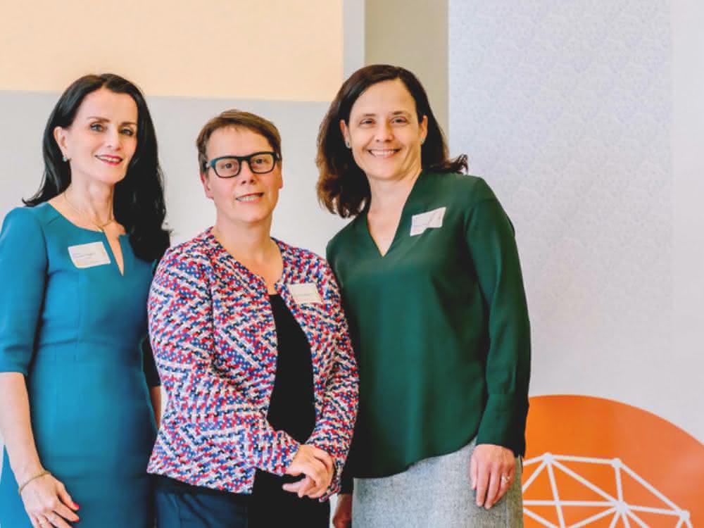 Denise Manahan-Vaughan, Gründerin von Neuronexxt, zusammen mit RUB-Kanzlerin Christina Reinhardt und SFB-Koordinatorin Sabine Dannenberg bei der Auftaktveranstaltung (von links)