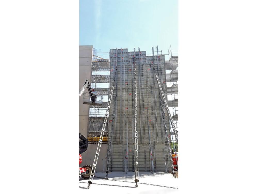 Schalungslösung für 30 Meter lange Brandschutzwand