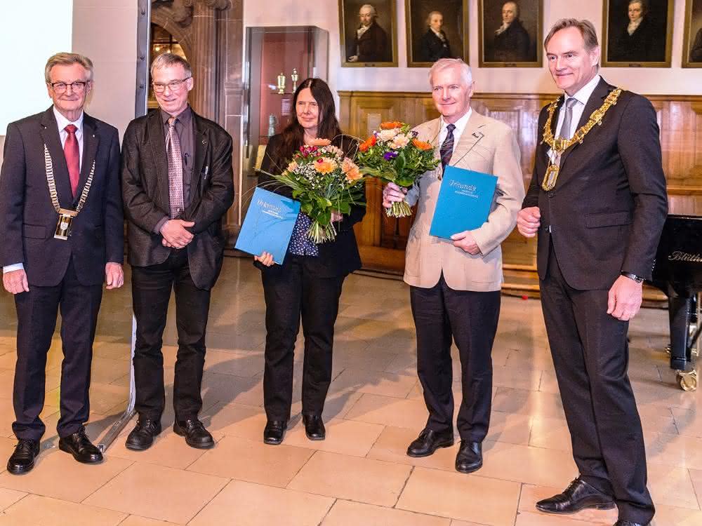 v.l.n.r.: Prof. Hans Wiesmeth (Präsident Sächsische Akademie der Wissenschaften), Prof. Erich Schröger (Prorektor Universität Leipzig), Prof. Evamarie Hey-Hawkins (Preisträgerin), Prof. Frank-Dieter Kopinke (Preisträger), Burkhard Jung (OBM Leipzig). v.l.n.r.: Prof. Hans Wiesmeth (Präsident Sächsische Akademie der Wissenschaften), Prof. Erich Schröger (Prorektor Universität Leipzig), Prof. Evamarie Hey-Hawkins (Preisträgerin), Prof. Frank-Dieter Kopinke (Preisträger), Burkhard Jung (OBM Leipzig).