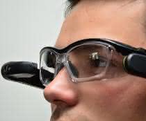Mann mit Datenbrille