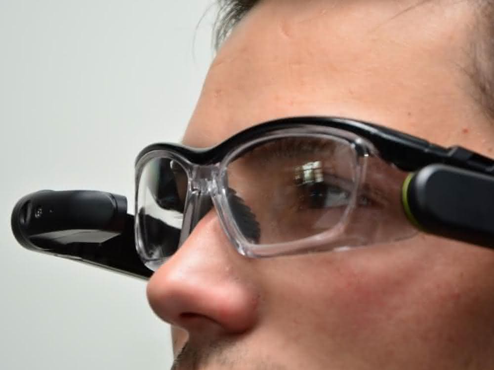 Mann mit Datenbrille