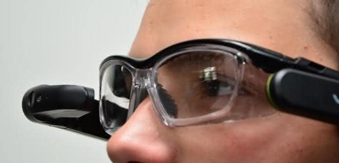 Mann mit Datenbrille