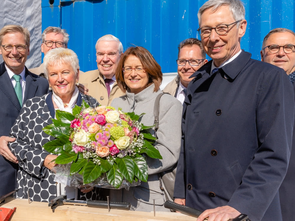 Fertigstellung Endes des Jahres geplant: Kühne + Nagel feiert Richtfest für neues Stammhaus Fertigstellung Endes des Jahres geplant: Kühne + Nagel feiert Richtfest für neues Stammhaus