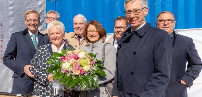 Fertigstellung Endes des Jahres geplant: Kühne + Nagel feiert Richtfest für neues Stammhaus Fertigstellung Endes des Jahres geplant: Kühne + Nagel feiert Richtfest für neues Stammhaus
