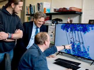 Max Dreier, Klaus Gerwert und Stefan Tenningkeit (von links) betrachten die Darstellung eines Proteins. Max Dreier, Klaus Gerwert und Stefan Tenningkeit (von links) betrachten die Darstellung eines Proteins.