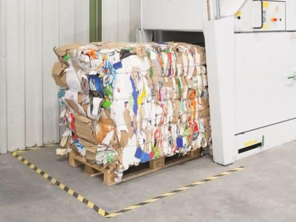 Entsorgungslösung für die Industrie: Kartons wegpressen