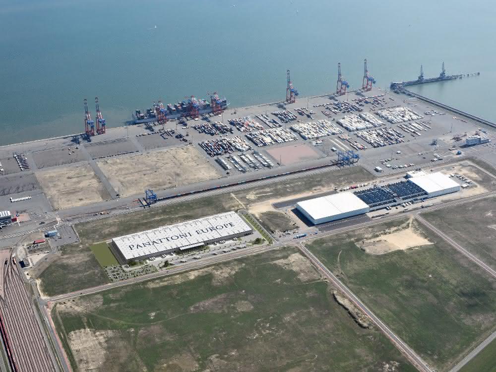 Tiefwasserhafen JadeWeserPort: Panattoni Europe übergibt Verpackungszentrum an VW Tiefwasserhafen JadeWeserPort: Panattoni Europe übergibt Verpackungszentrum an VW