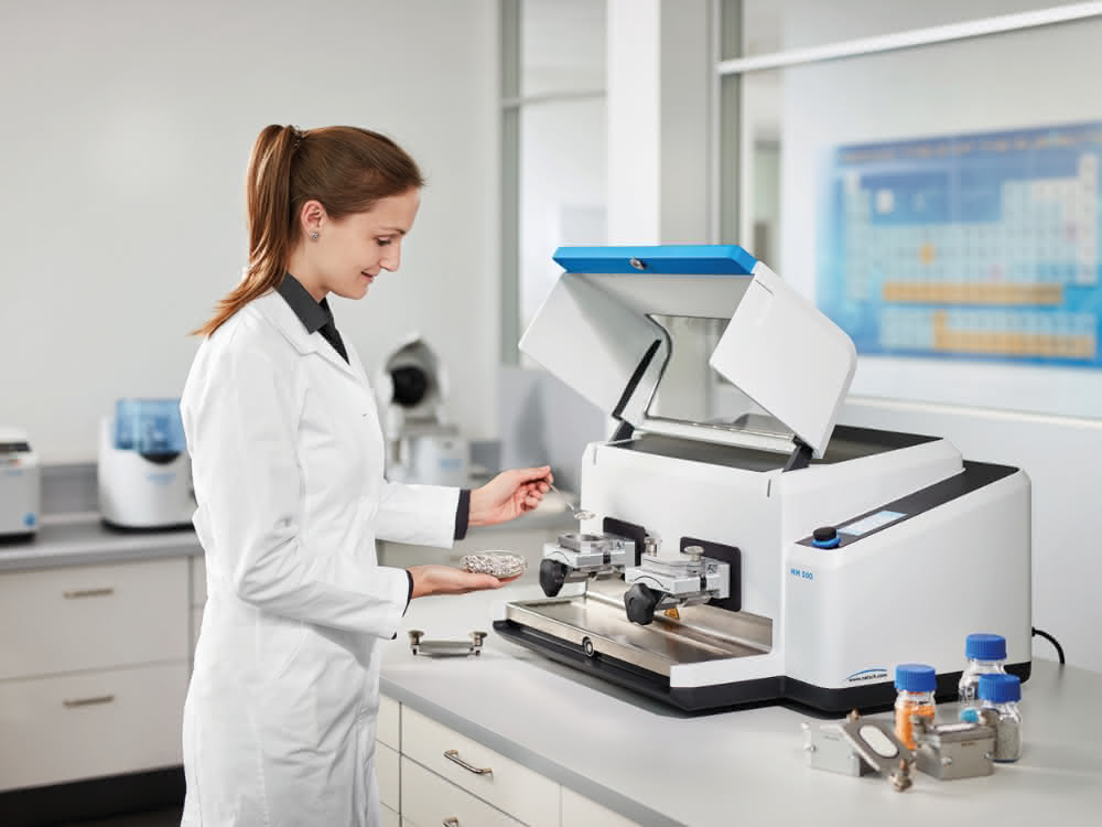 Labormitarbeiterin mit Planeten-Kugelmühle MM 500