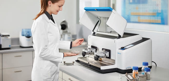 Labormitarbeiterin mit Planeten-Kugelmühle MM 500