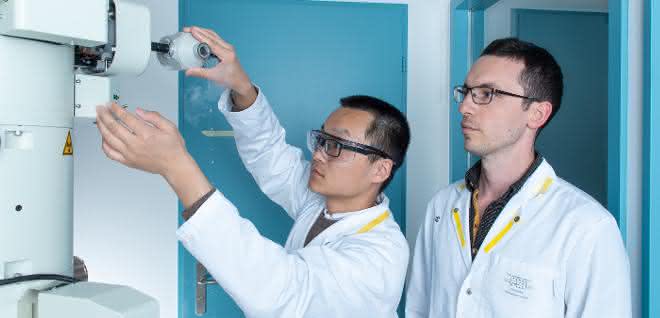 Volodymyr Korkhov (rechts), Biochemiker am PSI, und Chao Qi beim Präparieren einer Probe