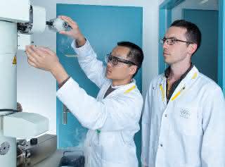 Volodymyr Korkhov (rechts), Biochemiker am PSI, und Chao Qi, Erstautor der Studie, beim Präparieren einer Probe für die Kryoelektronenmikroskopie. Volodymyr Korkhov (rechts), Biochemiker am PSI, und Chao Qi beim Präparieren einer Probe
