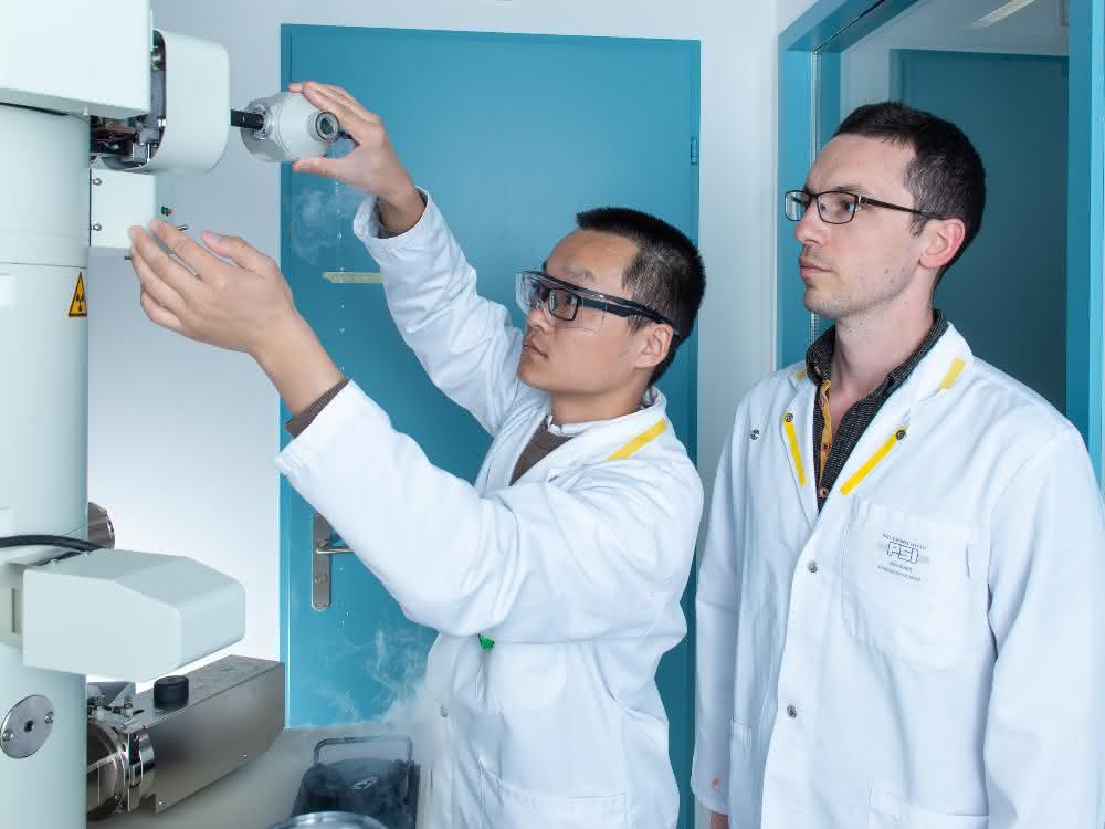 Volodymyr Korkhov (rechts), Biochemiker am PSI, und Chao Qi beim Präparieren einer Probe