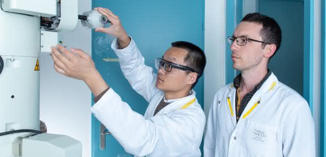 Volodymyr Korkhov (rechts), Biochemiker am PSI, und Chao Qi beim Präparieren einer Probe