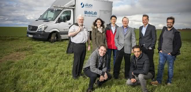 Dr. Franz Rohrer vom Institut für Energie- und Klimaforschung: Troposphäre (IEK-8) und seine Kollegen mit ihrem Messfahrzeug MobiLab